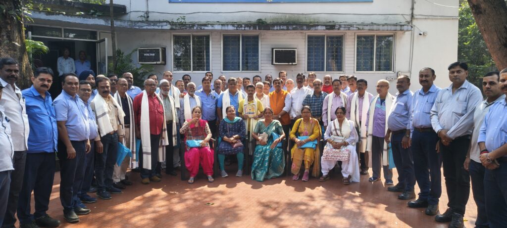 टाटा मोटर्स के सेवानिवृत्त कर्मियों को यूनियन ने किया सम्मानित