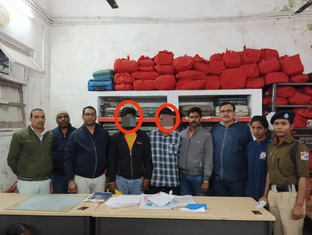 JAMSHEDPUR : टाटानगर स्टेशन में 12 किशोरियां और एक किशोर बरामद, 2 तस्कर गिरफ्तार, सीनियर कमाडेंट की सूचना पर उड़न दस्ता टीम ने की कार्रवाई