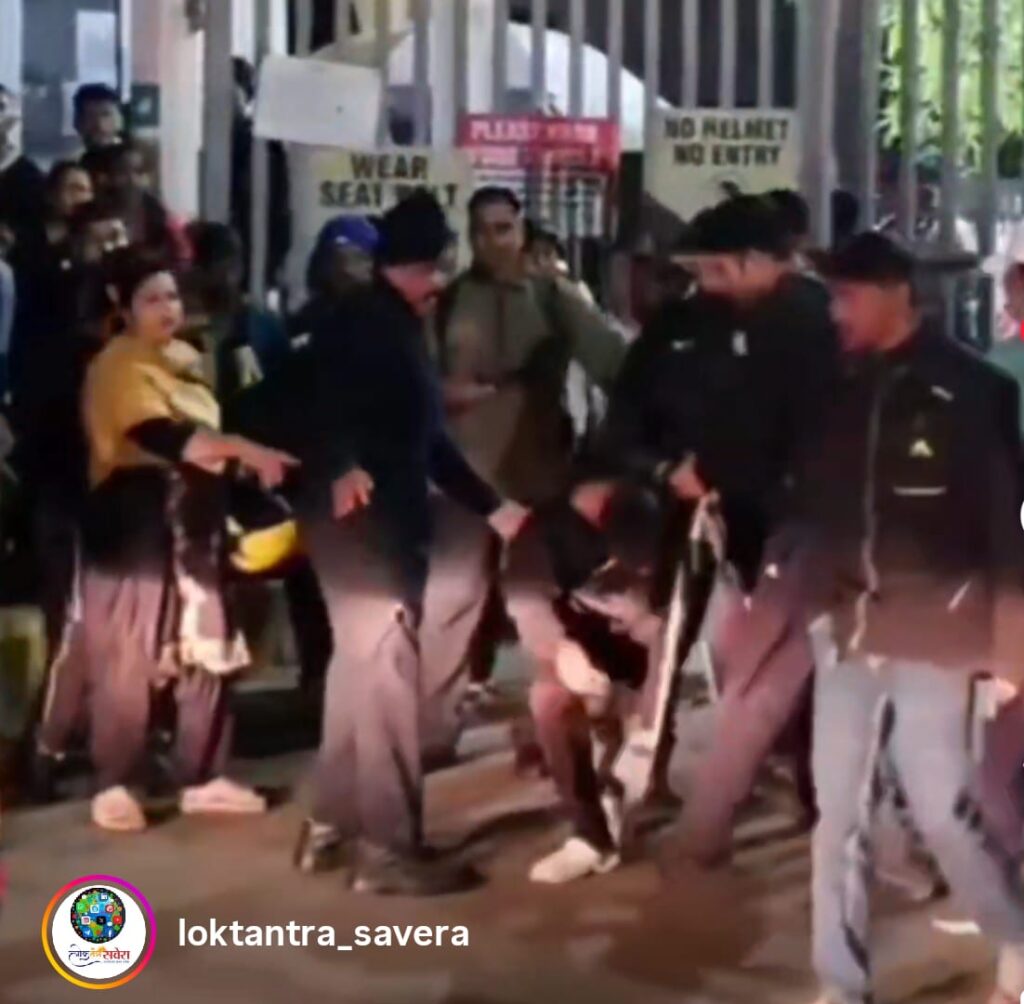 JAMSHEDPUR : जेआरडी स्पोर्ट्स कॉम्प्लेक्स के बाहर दो गुटों में भिड़ंत, जांच में जुटी पुलिस, मारपीट का वीडियो हुआ वायरल, देखें VIDEO