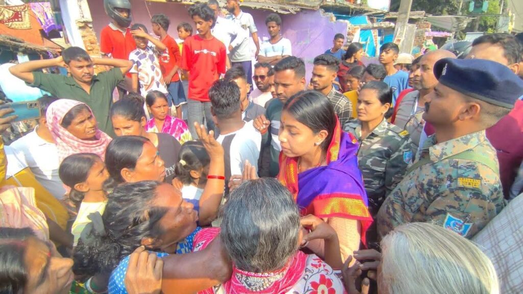 भुईयांडीह में अतिक्रमण हटाने की कार्रवाई से प्रभावित परिवारों के बीच पहुँचीं विधायक पूर्णिमा साहू, प्रशासन की लापरवाही पर जताई गहरी नाराज़गी, कहा- मुख्यमंत्री हेमंत सोरेन को देंगे कार्रवाई की जानकारी, पुनर्वास की करेंगे मांग