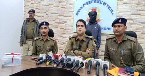 JAMSHEDPUR : जुगसलाई में अवैध हथियार के साथ युवक गिरफ्तार, पुलिस ने स्कूटी से बरामद किए 5 जिंदा कारतूस, पढ़े पूरी खबर