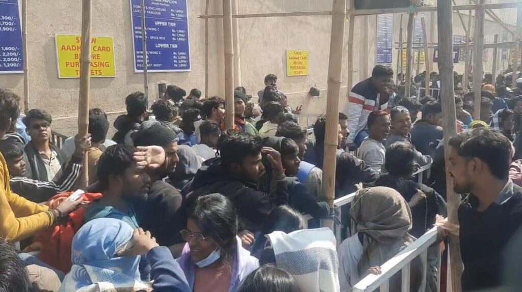 भारत–दक्षिण अफ्रीका वनडे के टिकट के लिए JSCA स्टेडियम के बाहर लंबी कतारें; देर रात से लाइन में लगे प्रशंसक