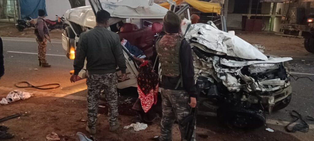 BREAKING : मेला से लौट रहे श्रद्धालुओं की कार और ट्रक में जोरदार भिड़ंत, 2 की मौत, 7 घायल
