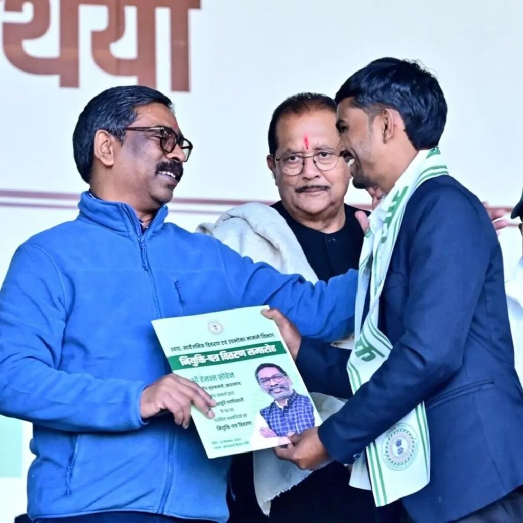 CM हेमंत सोरेन ने बांटा 1910 सीजीएल के सफल अभ्यर्थियों को नियुक्ति पत्र