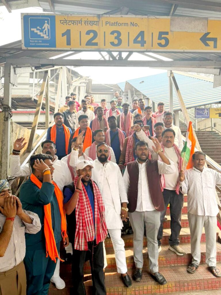 गुजरात में लौह पुरुष सरदार वल्लभ भाई पटेल की 150वीं जयंती पर आयोजित यूनिटी मार्च में भाग लेने वाले युवाओं का भाजयुमो जमशेदपुर महानगर ने टाटानगर स्टेशन पर किया अभिनंदन