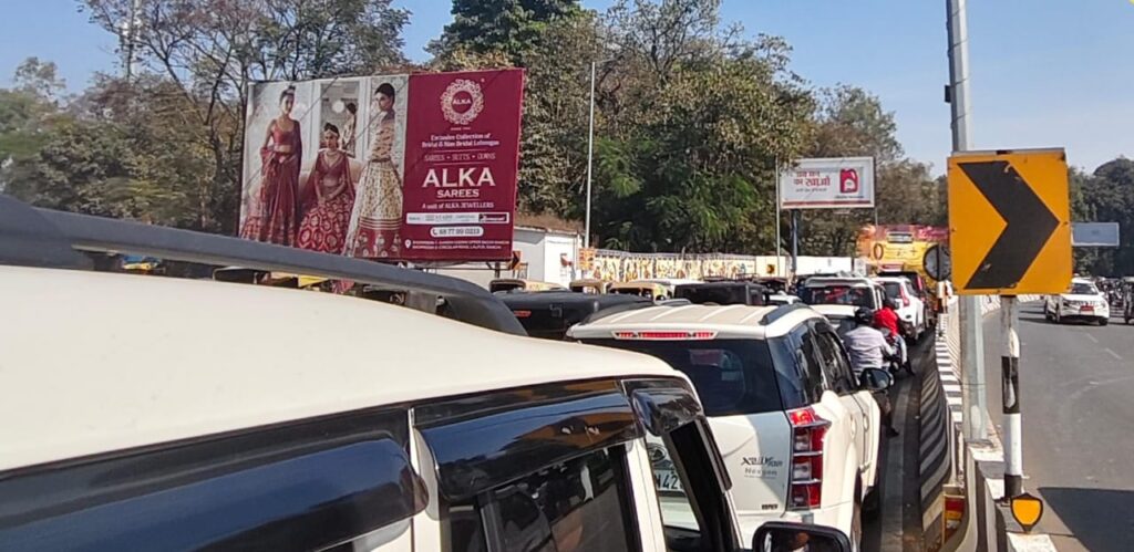 रातु रोड फ्लाईओवर पर लगा भीषण जाम, लोगों की बढ़ी परेशानी