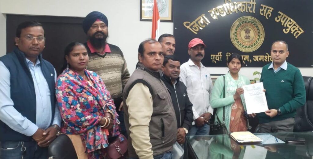 जमशेदपुर प्रखंड में जनसमस्याओं के समाधान को लेकर प्रमुख ने सौंपा छह सूत्री मांग पत्र