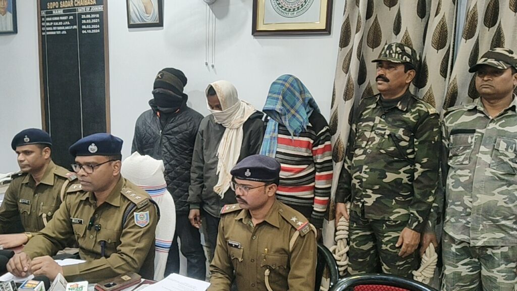 चाईबासा पुलिस की बड़ी कार्रवाई, तीन गिरफ्तृत– बड़ी मात्रा में मिलावटी शराब बरामद