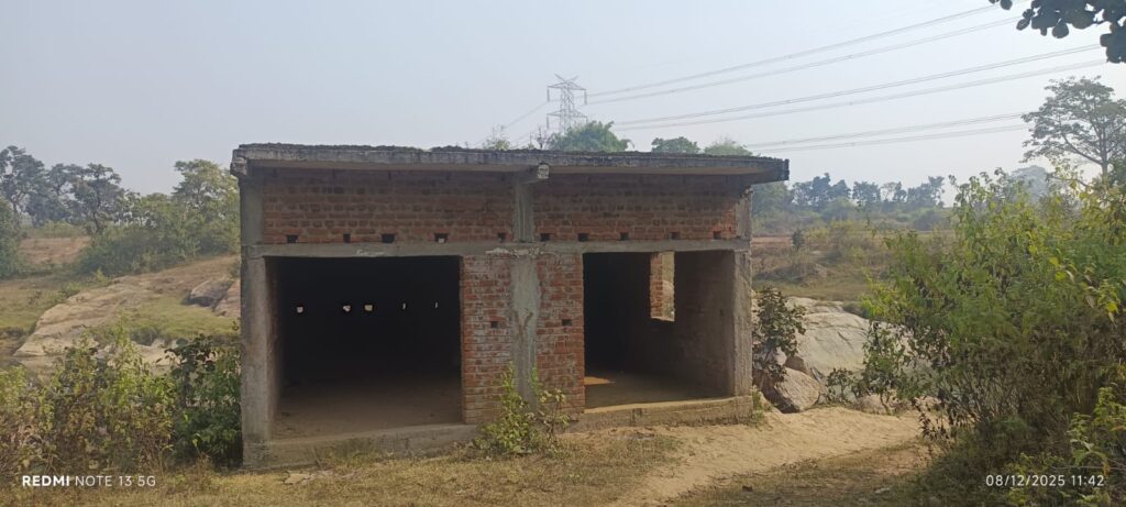 अधुरे शमशान घाट के निर्माण से निमुआ गाँव के ग्रमीण आक्रोश में