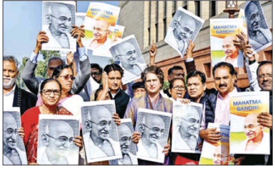 सदन के बाहर भी विपक्ष का प्रदर्शन, बिल वापसी तक जारी रहेगा