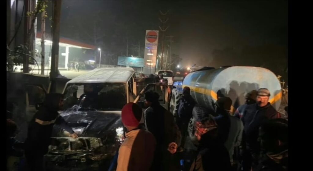 पेट्रोल पंप में फ्यूल भराने आई स्कॉर्पियो में लगी आग, पुलिस और पंप कर्मियों की सूझबूझ से टला बड़ा हादसा