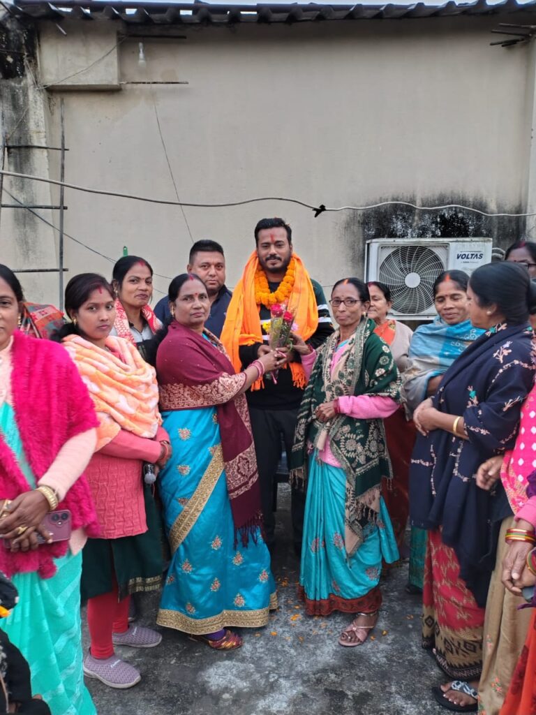 JAMSHEDPUR : भाजपा बारीडीह मंडल अध्यक्ष कुमार अभिषेक का महिलाओं ने किया अभिनंदन