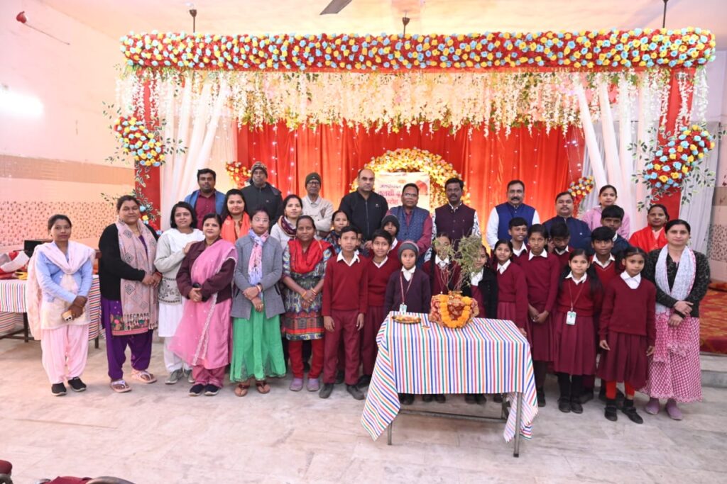 सी पी समिति मध्य विद्यालय में श्री योग वेदांत सेवा समिति ने मनाया तुलसी पूजन दिवस, बच्चों ने जाने तुलसी के गुण और लाभ के बारे में