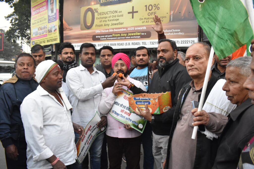 पेसा कानून के लागू किए जाने पर कांग्रेसियों ने लड्डू वितरण कर मनाया खुशी