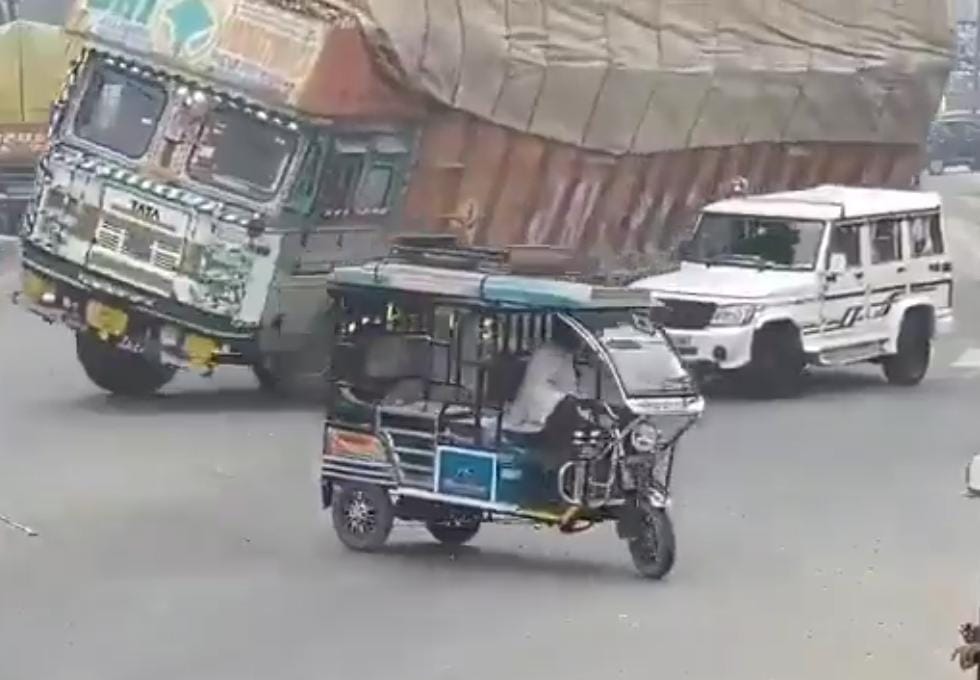 दर्दनाक सड़क हादसे का CCTV फुटेज सामने आया, भारी-भरकम ट्रक बोलेरो के ऊपर पलटी, देखें दिल दहला देने वाला VIDEO