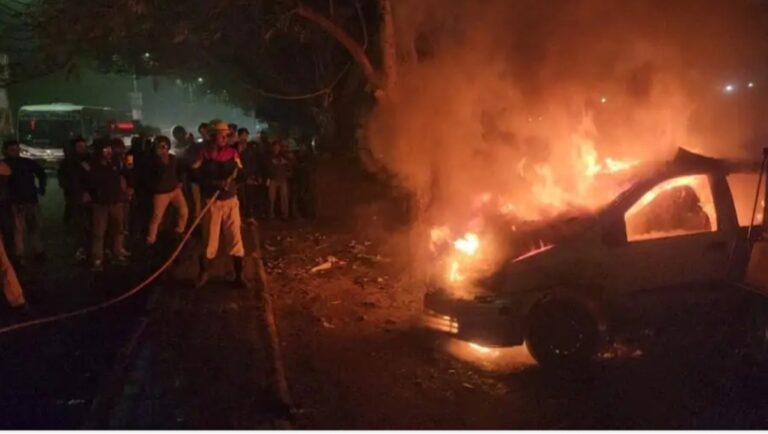 JAMSHEDPUR : एग्रीको ट्रैफिक सिग्नल के पास गैराज में लगी आग, कार और ऑटो जलकर राख