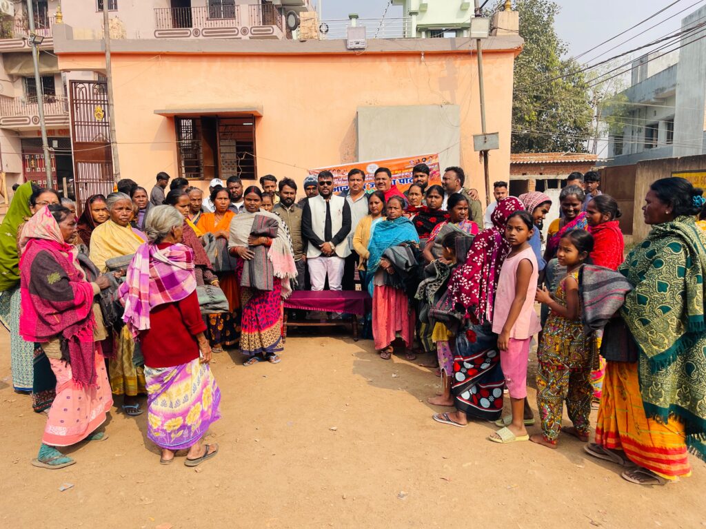 JAMSHEDPUR : जमशेदपुर में भाजपा द्वारा कंबल वितरण, जरूरतमंदों को मिली ठंड से राहत