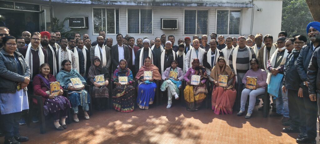 टाटा मोटर्स के सेवानिवृत्त कर्मियों का यूनियन कार्यालय में हुआ सम्मान