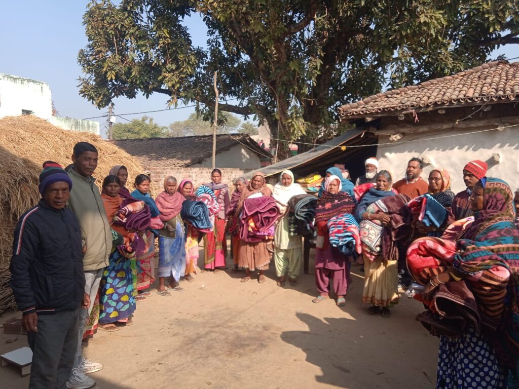 मोदी डीह में कंबल वितरण