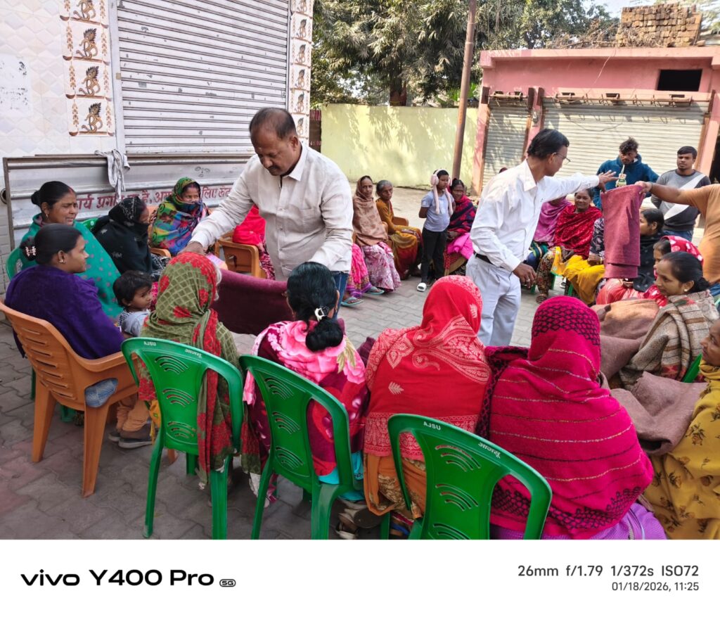 शीतला माता मंदिर कमिटी के संयोजक सह आजसू जिला अध्यक्ष कन्हैया सिंह ने जरूरतमंदों के बीच बांटे कंबल