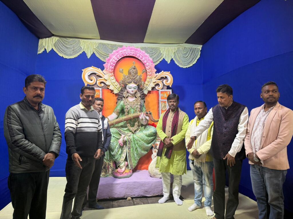 न्यू सन मून स्टार क्लब, बारीडीह के भव्य सरस्वती पूजा पंडाल का उद्घाटन भाजपा के पूर्व जिला अध्यक्ष दिनेश कुमार ने किया, कहां माँ सरस्वती सभी को विद्या प्रदान करे।