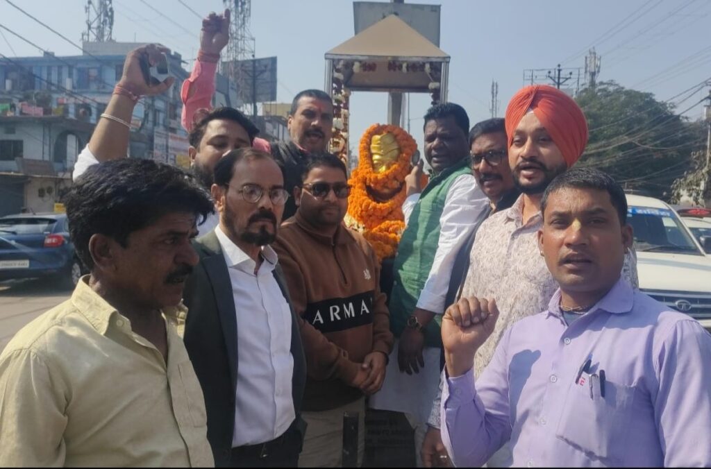 नेताजी सुभाष चंद्र बोस को झामुमो मेयर उम्मीदवार भुगलू सोरेन ने किया नमन, आदर्शों पर चलने का लिया संकल्प