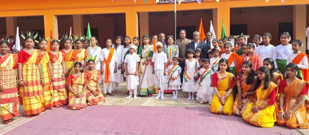 घाटशिला सरस्वती विद्या शिशु मंदिर में धूमधाम से मना 77 वां गणतंत्र दिवस, डॉ. सुनीता देबदुत सोरेन रहीं मुख्य अतिथि