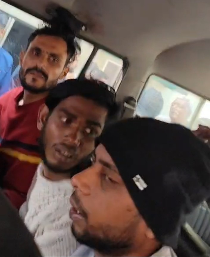JAMSHEDPUR : जमशेदपुर में प्लंबर बनकर चोरी की कोशिश, तीन चोर रंगे हाथ पकड़े गए, जमकर हुई पिटाई