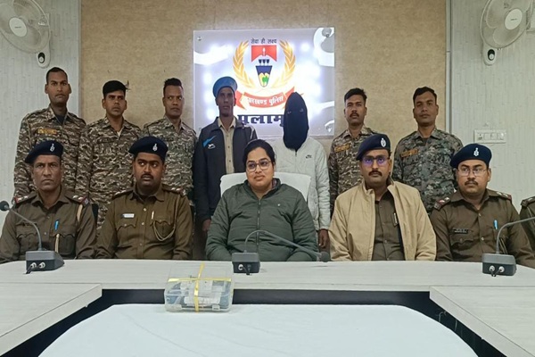 PALAMU : ज्वेलरी कारोबारी को रंगदारी के लिए दोबारा डराने की साजिश नाकाम, हथियार के साथ युवक गिरफ्तार