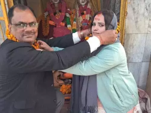 प्रिंसिपल व टीचर की प्रेम कहानी : स्कूल प्रिंसिपल ने 28 साल की महिला टीचर से रचाई शादी, गांव में तनाव का माहौल