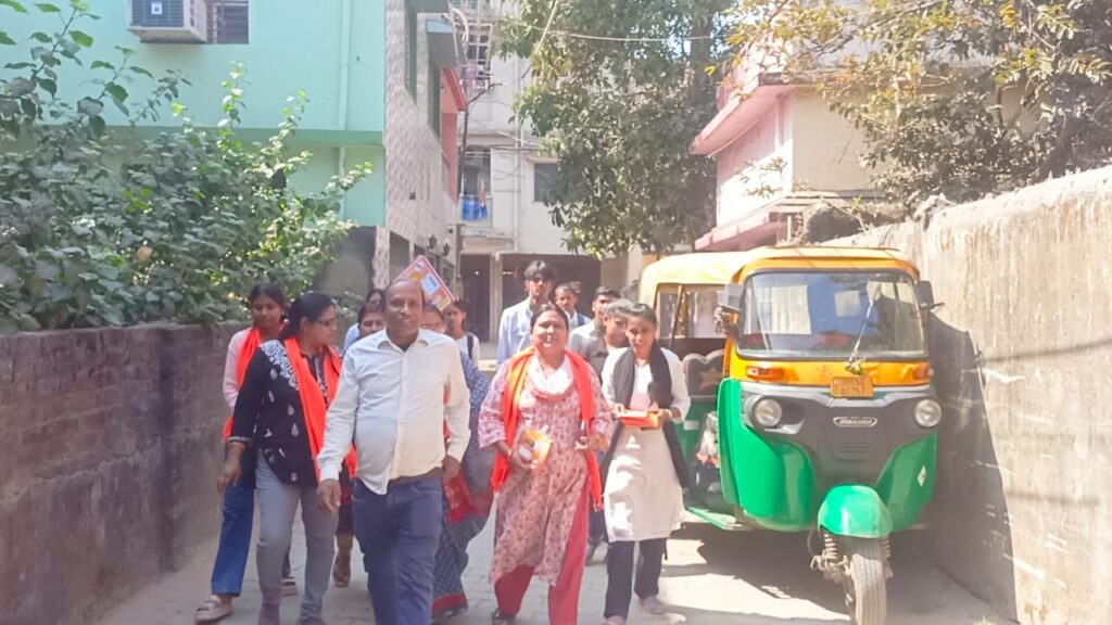 JAMSHEDPUR : वार्ड 13 में विकास के संकल्प के साथ घर-घर पहुंच रहीं प्रत्याशी किरण कुमारी