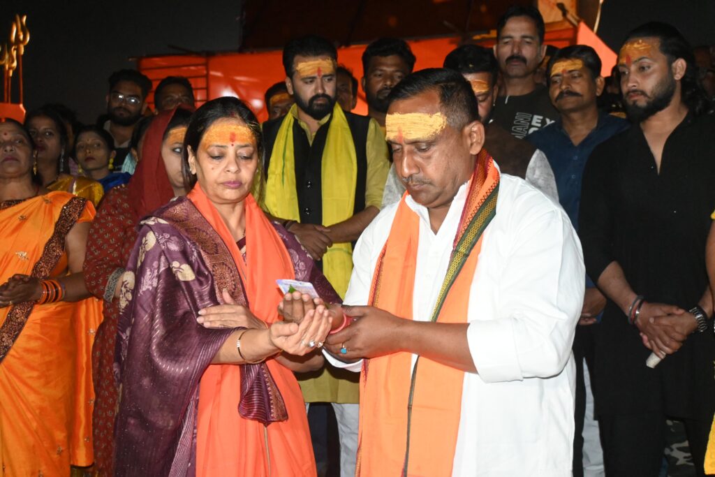 सोनारी दोमुहानी में महाशिवरात्रि पर हुआ हजारों शिव भक्तो का जुटान, बन्ना व सुधा गुप्ता ने किया नदी पूजन, हर हर महादेव के नारों से गुंजा दोमुहानी नदी संगम