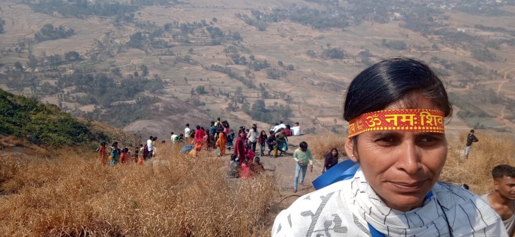 खतरनाक है कोचो पहाड़ पर चढना, सीढ़ी की जरूरत