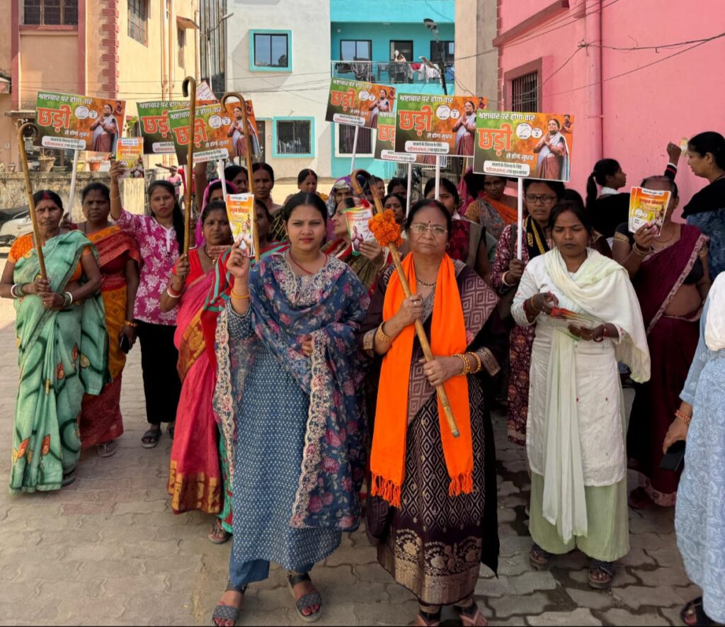 मानगो में कुमकुम श्रीवास्तव की जनसंपर्क पदयात्रा, छड़ी छाप पर समर्थन की अपील