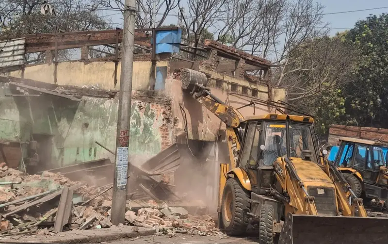 JAMSHEDPUR : टाटानगर स्टेशन पुनर्विकास के तहत बड़ी कार्रवाई, कीताडीह–खासमहल रोड पर 32 दुकानों व मकानों पर चला बुलडोजर