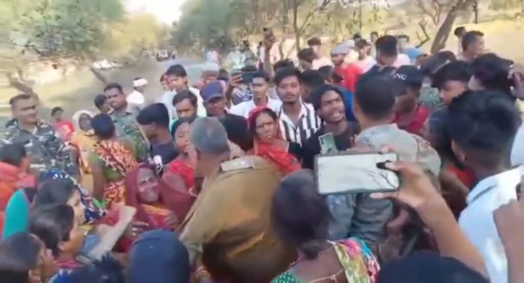 गढ़वा में पुलिसकर्मी से धक्का-मुक्की, वर्दी फाड़ने का वीडियो वायरल… सड़क जाम से मचा हड़कंप….. देखें VIDEO