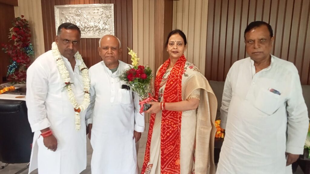 बन्ना व सुधा गुप्ता से मिले कांग्रेस महासचिव महेंद्र पांडेय, जीत की दी बधाई