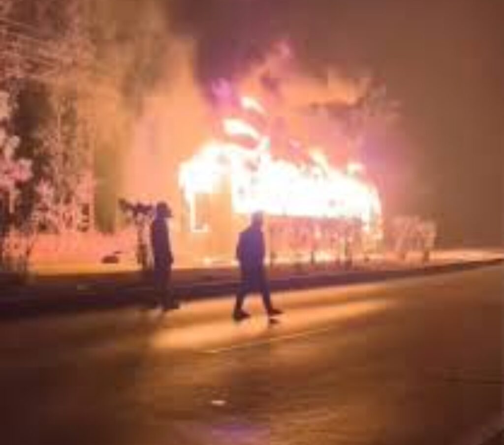 टाटा–भुवनेश्वर शांति लता बस में भीषण आग, यात्री बाल-बाल बचे