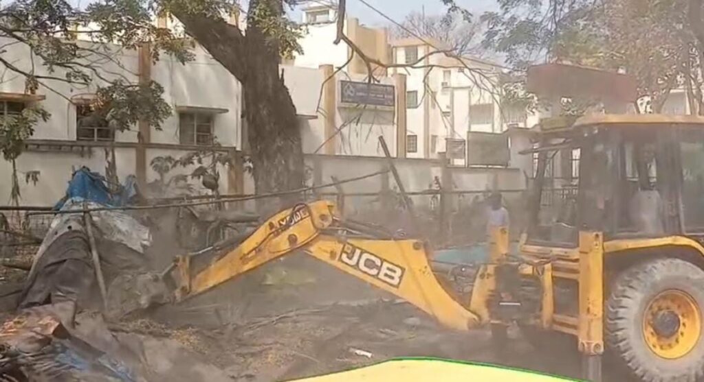 राष्ट्रपति द्रौपदी मुर्मू के 26 फरवरी को प्रस्तावित जमशेदपुर आगमन को लेकर चला प्रशासन का बुलडोजर, हटाये गये अतिक्रमण