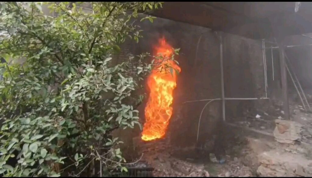 झरिया के बस्ताकोला में प्लाई गोदाम में भीषण आग, लाखों का सामान राख