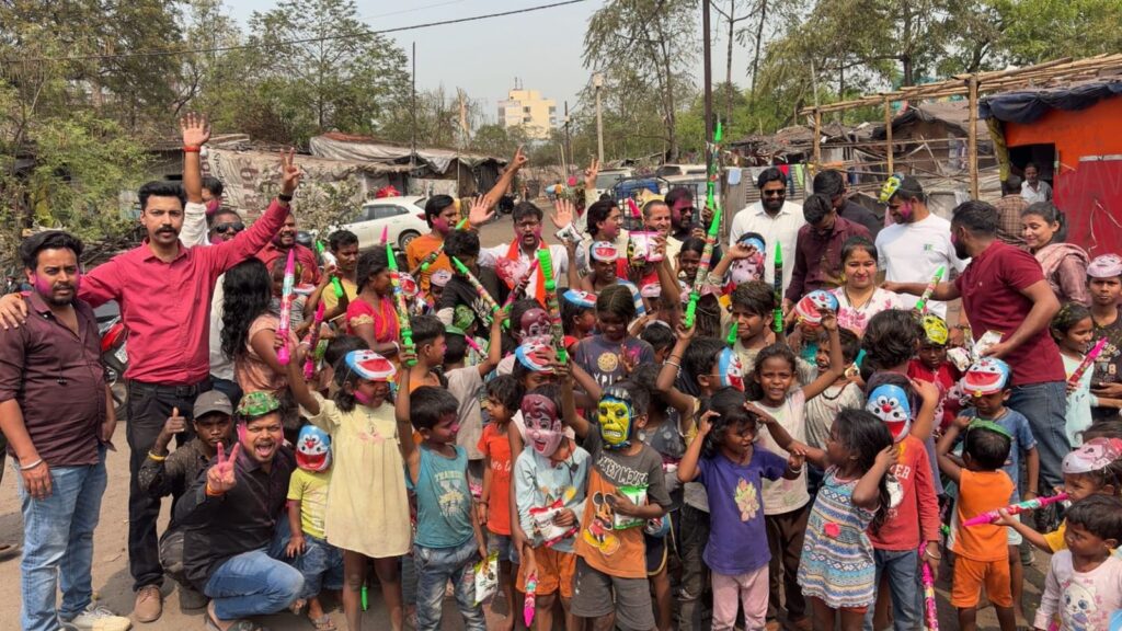 स्लम बच्चों संग वॉयस ऑफ ह्यूमैनिटी ने बिखेरे खुशियों के रंग