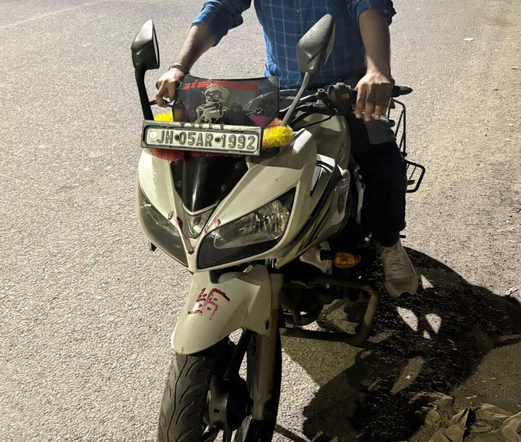 JAMSHEDPUR : जमशेदपुर में बेखौफ चोरों का आतंक – घर के सामने से बाइक पार! ₹5001 का इनाम घोषित…. देखें VIDEO