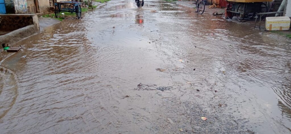 वर्षा से तापमान गिरा, सड़क पर पानी की तेज रफ्तार और सुबह आठ बजे तक कुहासा