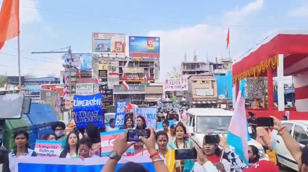 रांची में ट्रांसजेंडर समुदाय का प्रदर्शन: “हमें चाहिए आज़ादी” के नारों से गूंजा फिरायालाल चौक