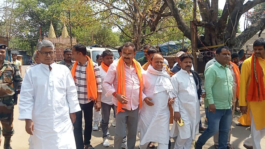 बर्मामाइंस कैरेज कालोनी अखाड़ा कमिटी ने विधायक मंगल कालिंदी को किया सम्मानित