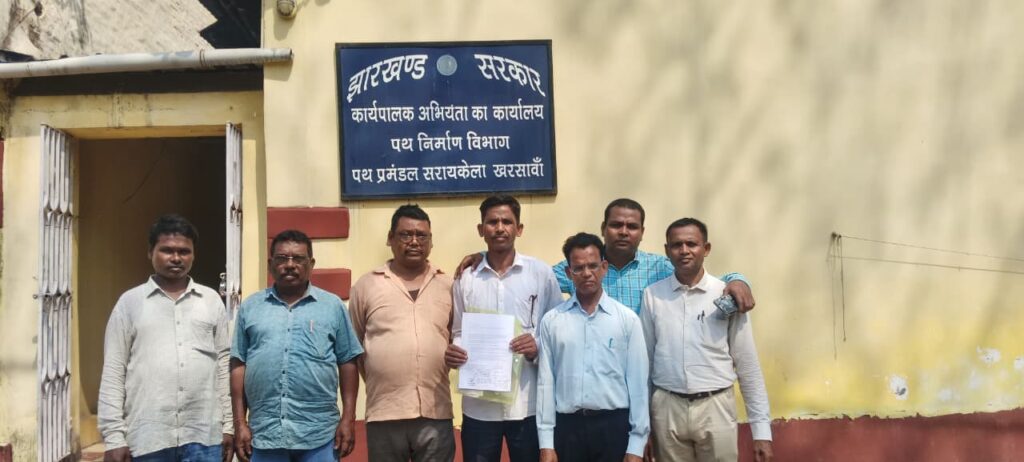 चांडिल–कांड्रा सड़क की बदहाली पर ग्रामीणों का फूटा गुस्सा, 7 दिन में काम शुरू नहीं हुआ तो उग्र आंदोलन की चेतावनी