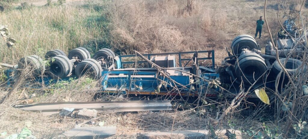 कपाली ओपी क्षेत्र में दर्दनाक सड़क हादसा: पुलिया के पास पलटा ट्रेलर, एक की दबकर मौत की आशंका