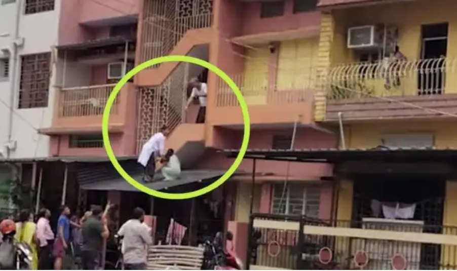 सोनारी में जोरदार धमाके के साथ फटा फ्रिज, धू-धू कर जला घर; खिड़की से कूदकर परिवार ने बचाई जान