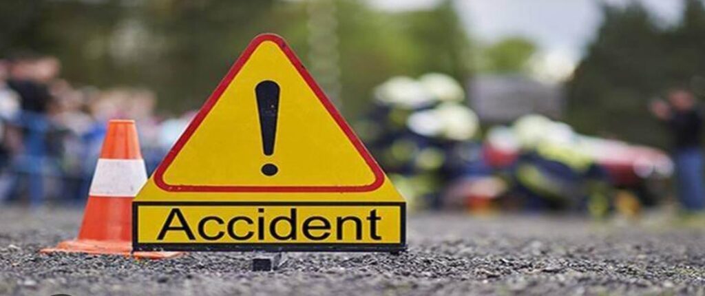 सीतारामडेरा में कार और ट्रक की भीषण भिड़ंत, बाल-बाल बचे तीन युवक