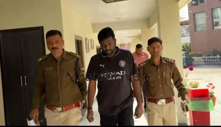 JAMSHEDPUR : गैंगस्टर मनीष सिंह पारडीह काली मंदिर के पास रिसॉर्ट से गिरफ्तार, देखें…. VIDEO